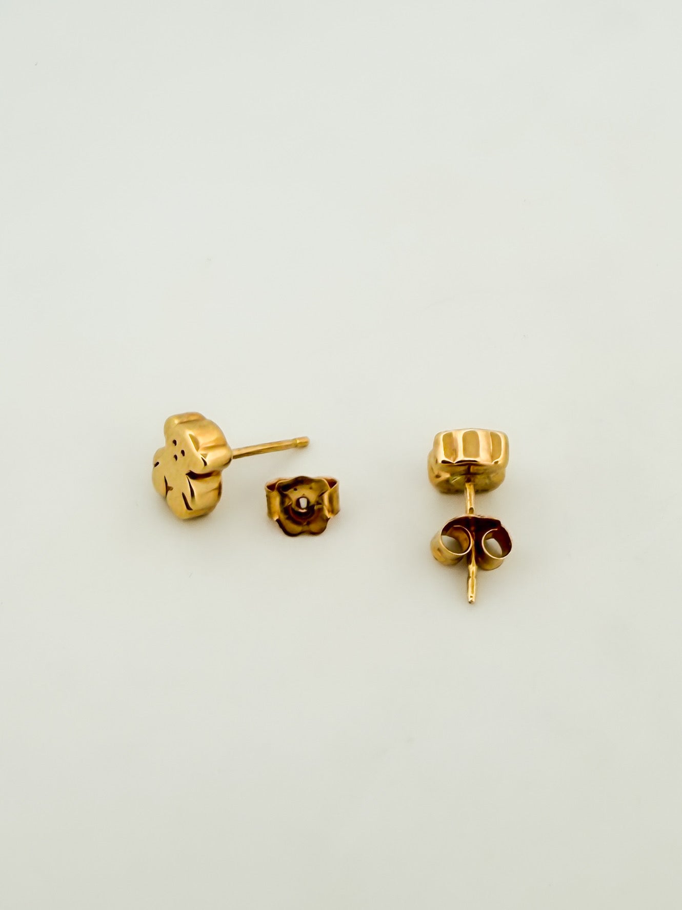 Comprar pendientes originales de la firma TOUS realizados en oro amarillo de 18kt con los icónicos ositos Sweet Dolls. Con cierre por presión. Joyería Ian'Or.
