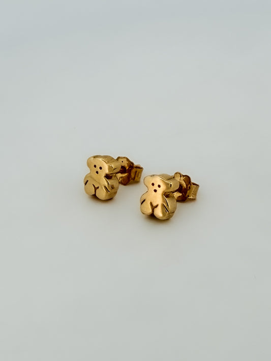 Comprar pendientes originales de la firma TOUS realizados en oro amarillo de 18kt con los icónicos ositos Sweet Dolls. Con cierre por presión. Joyería Ian'Or.
