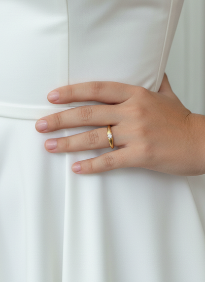 Solitario de oro amarillo de 18kt con un diamante talla brillante de de 0,20ct con engaste en tensión. Anillos de compromiso baratos en Barcelona.