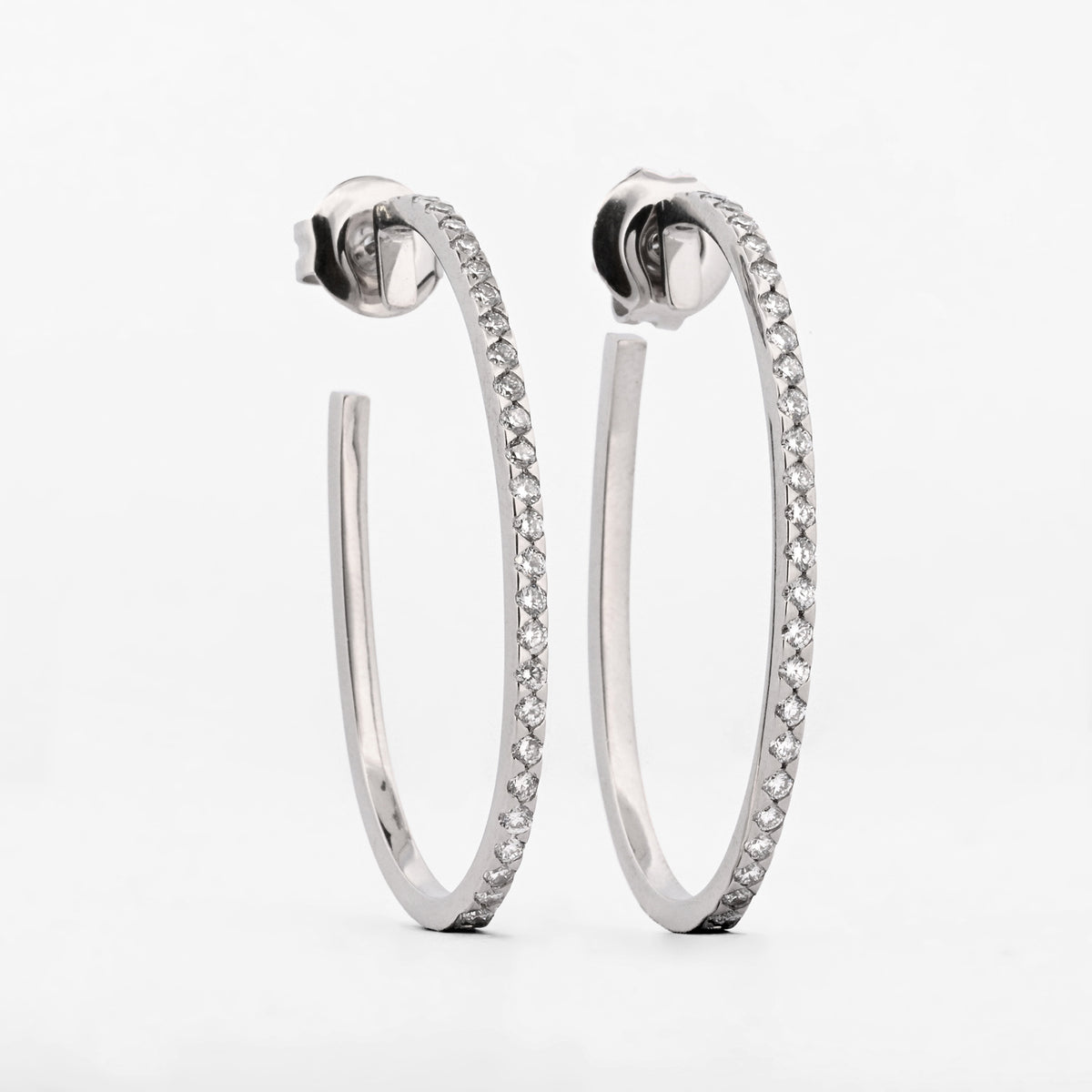 Pendientes de oro blanco de 18kt con forma de aro ovalado y (brillantes)Envío GRATIS, Joyería Ian'OR, envío asegurado.