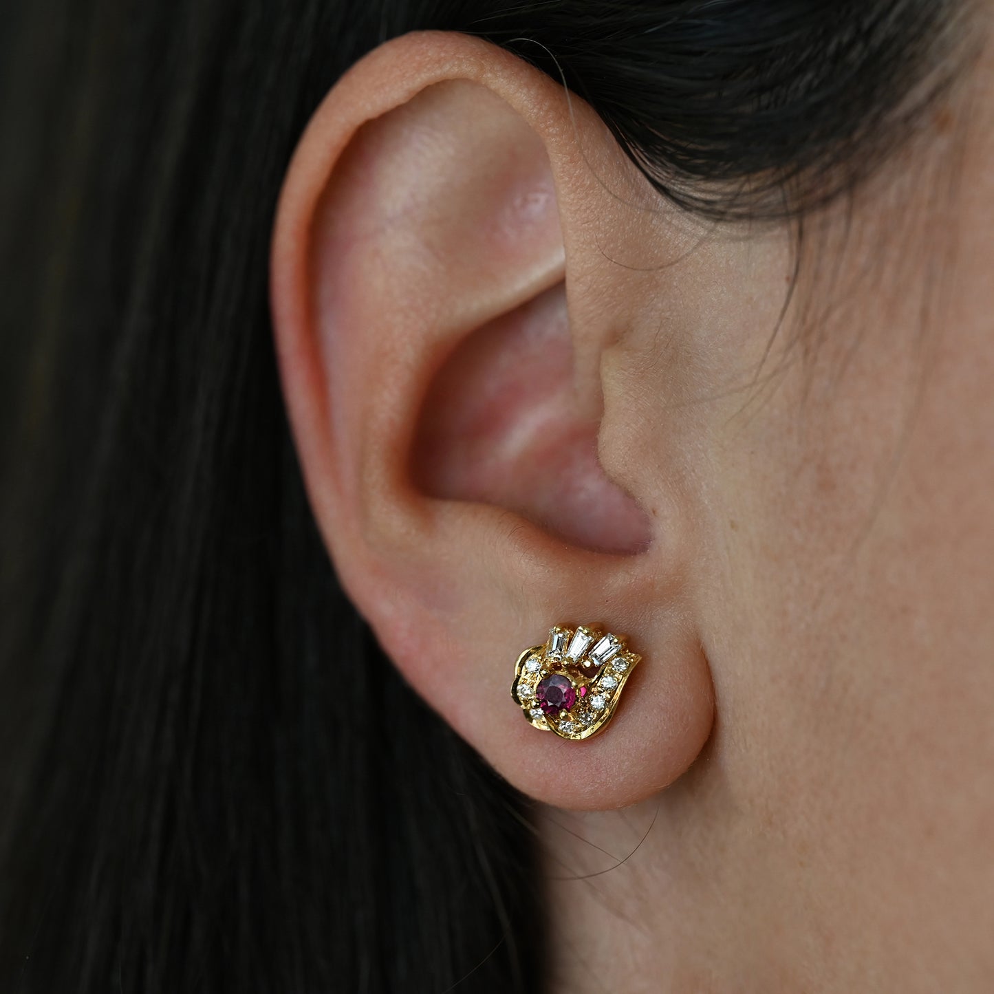 Comprar pendientes asimetricos orla oro amarillo 18K, rubí y diamantes. Joya lujosa y artesanal que aporta exclusividad. Pieza certificada y envío gratuito