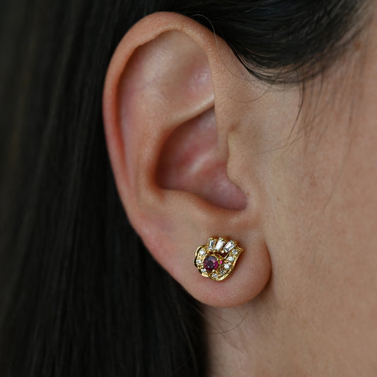 Comprar pendientes asimetricos orla oro amarillo 18K, rubí y diamantes. Joya lujosa y artesanal que aporta exclusividad. Pieza certificada y envío gratuito