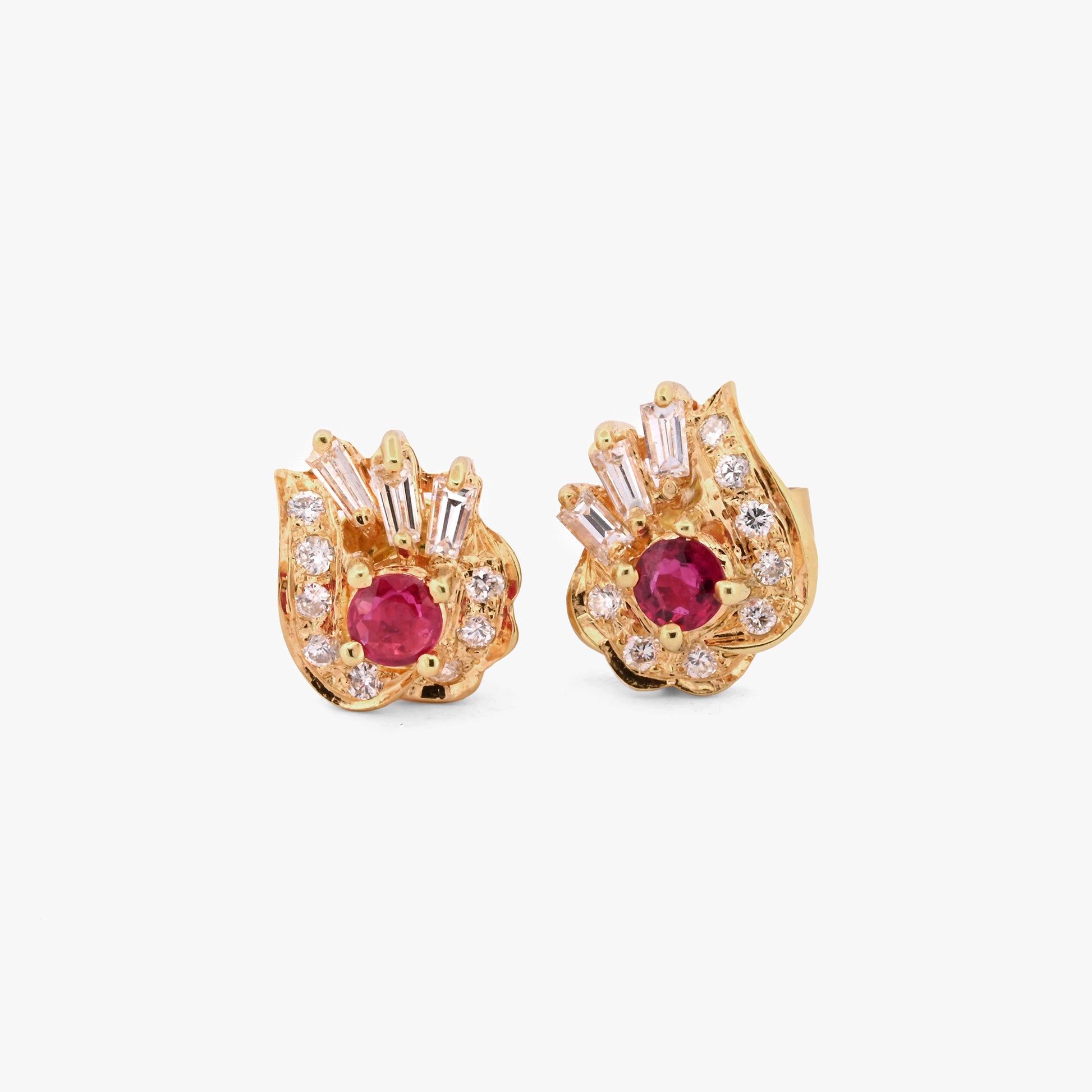 Comprar pendientes asimetricos orla oro amarillo 18K, rubí y diamantes. Joya lujosa y artesanal que aporta exclusividad. Pieza certificada y envío gratuito