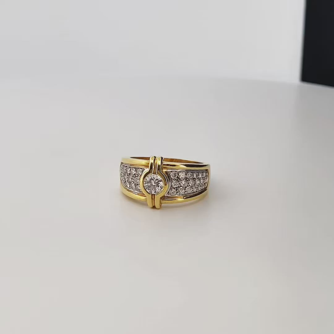 Sortija realizada en oro amarillo de 18kt con brillante central y pavé 36 diamantes talla brillante en los brazos. Joyas de segunda mano. Joyas con diamantes. Joyería Ian'Or. 
