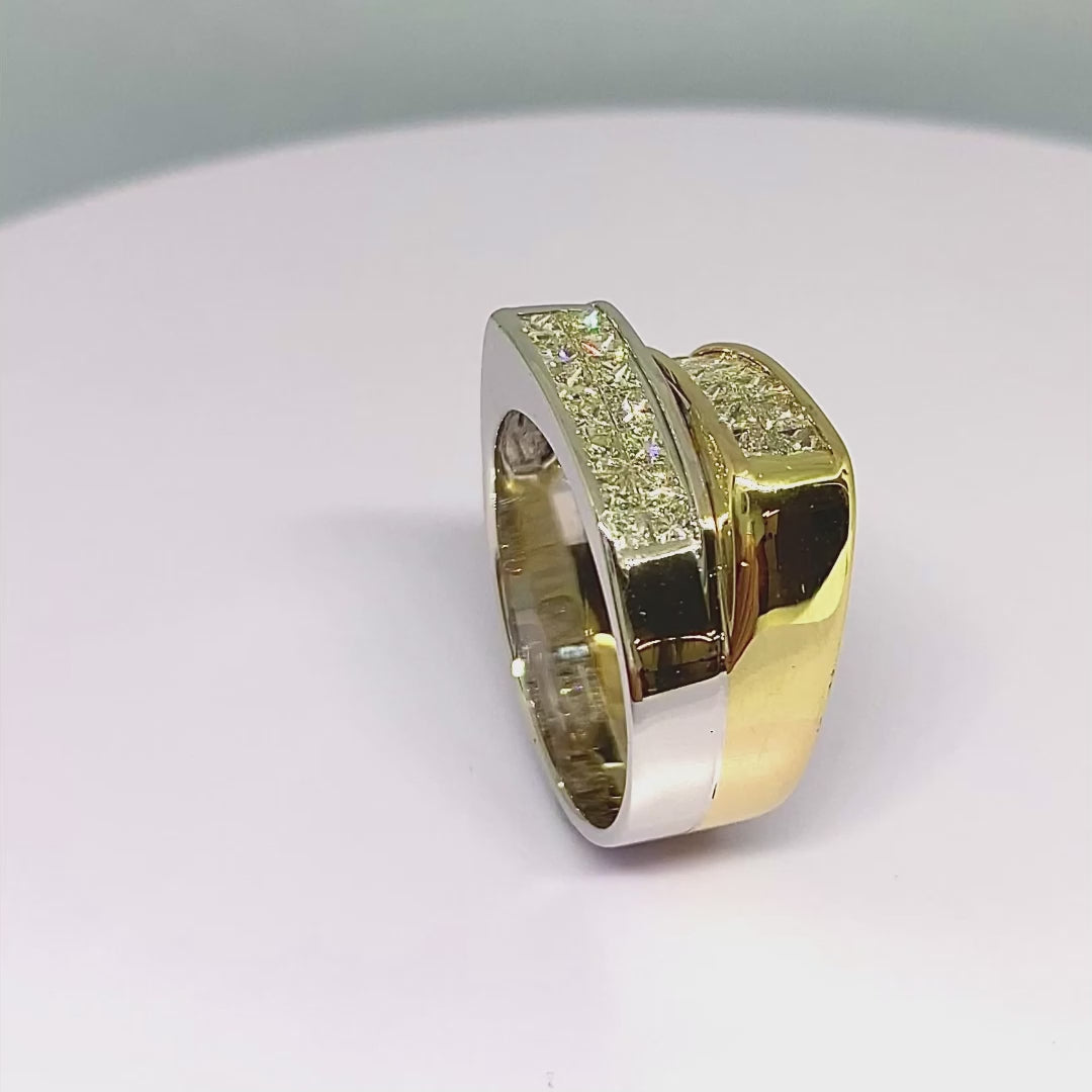 Original anillo bicolor de oro blanco y amarillo de 18kt, con 28 diamantes de talla princesa de 1,8mm cada uno. Sortija de oro blanco y amarillo de segunda mano, el mejor precio de joyas de barcelona