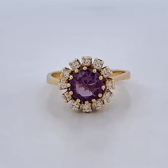 Comprar sortija realizada en oro amarillo de 18kt con rosetón de diamantes talla brillante y amatista central. joyas únicas de segunda mano. Joyería Ian'Or.

