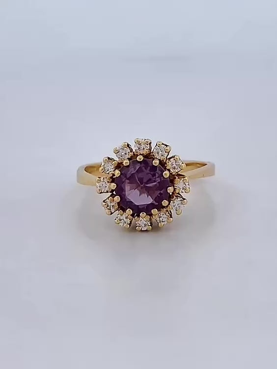 Comprar sortija realizada en oro amarillo de 18kt con rosetón de diamantes talla brillante y amatista central. joyas únicas de segunda mano. Joyería Ian'Or.

