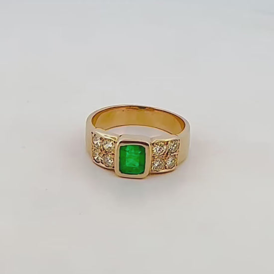 Comprar anillo realizado en oro amarillo de 18kt con una esmeralda central y 4 diamantes talla brillante en cada lado. Joyas de segunda mano. Joyería Ian'Or.