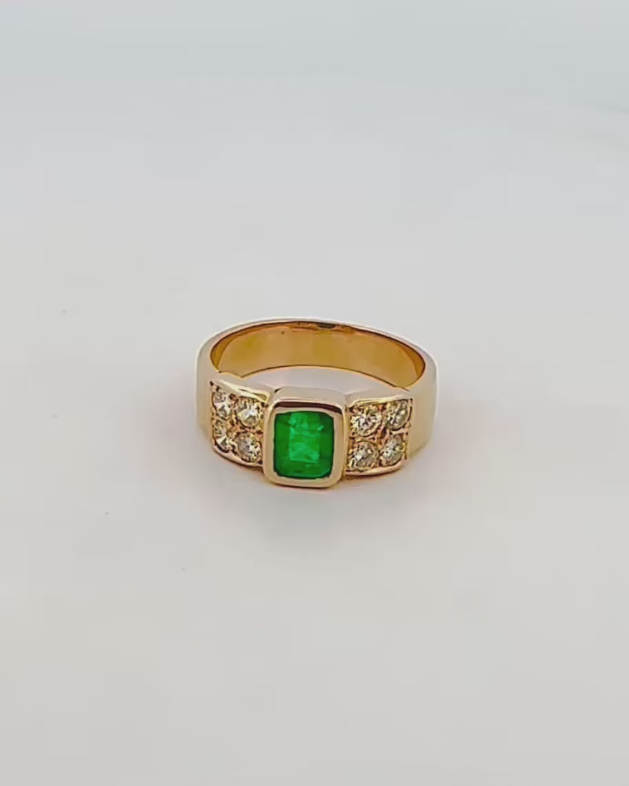 Comprar anillo realizado en oro amarillo de 18kt con una esmeralda central y 4 diamantes talla brillante en cada lado. Joyas de segunda mano. Joyería Ian'Or.