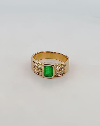 Comprar anillo realizado en oro amarillo de 18kt con una esmeralda central y 4 diamantes talla brillante en cada lado. Joyas de segunda mano. Joyería Ian'Or.