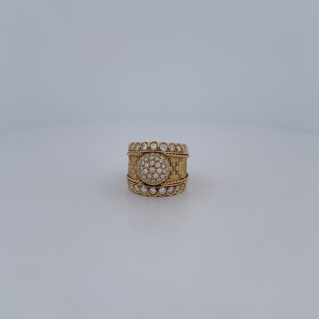 Comprar anillo ancho realizado en oro amarillo de 18kt con pavé redondo de brillantes en la parte central de 0,02ct y en la parte superior e inferior de 0,04ct.