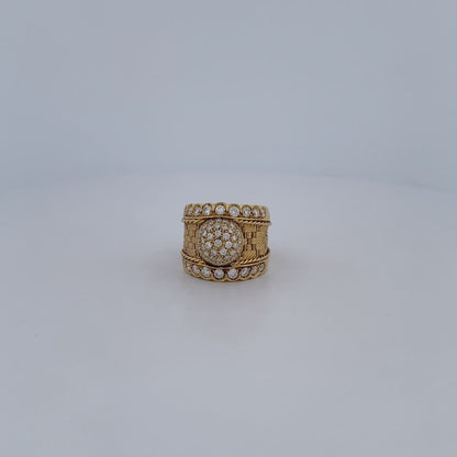 Comprar anillo ancho realizado en oro amarillo de 18kt con pavé redondo de brillantes en la parte central de 0,02ct y en la parte superior e inferior de 0,04ct.