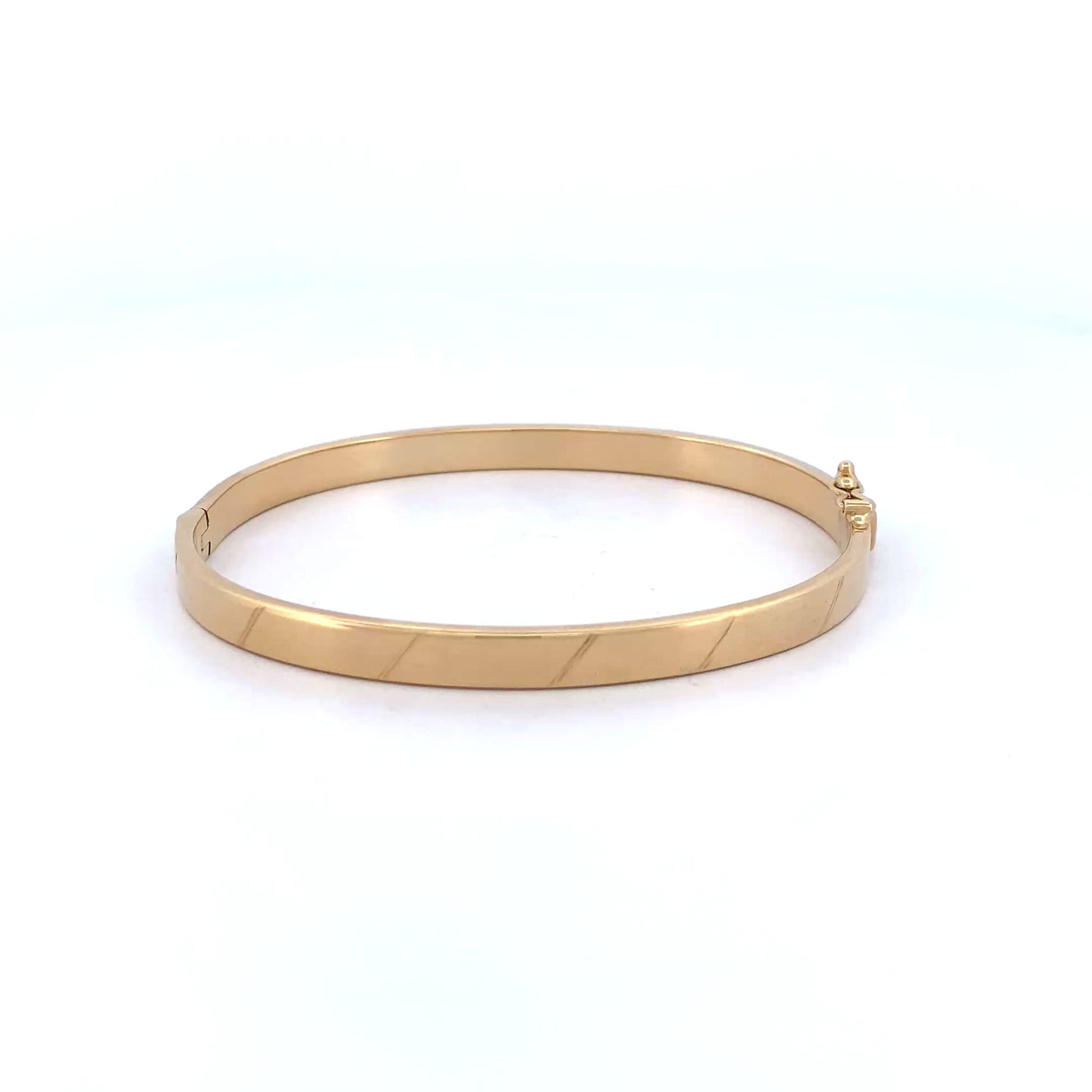 Comprar pulsera esclava lisa con detalles de líneas en la parte de delante realizada en oro amarillo de 18kt. Cierre de cajón con un brazo de seguridad.