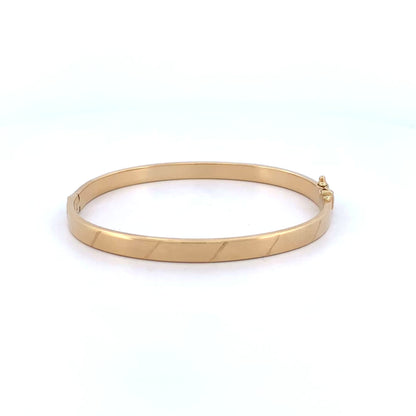Comprar pulsera esclava lisa con detalles de líneas en la parte de delante realizada en oro amarillo de 18kt. Cierre de cajón con un brazo de seguridad.