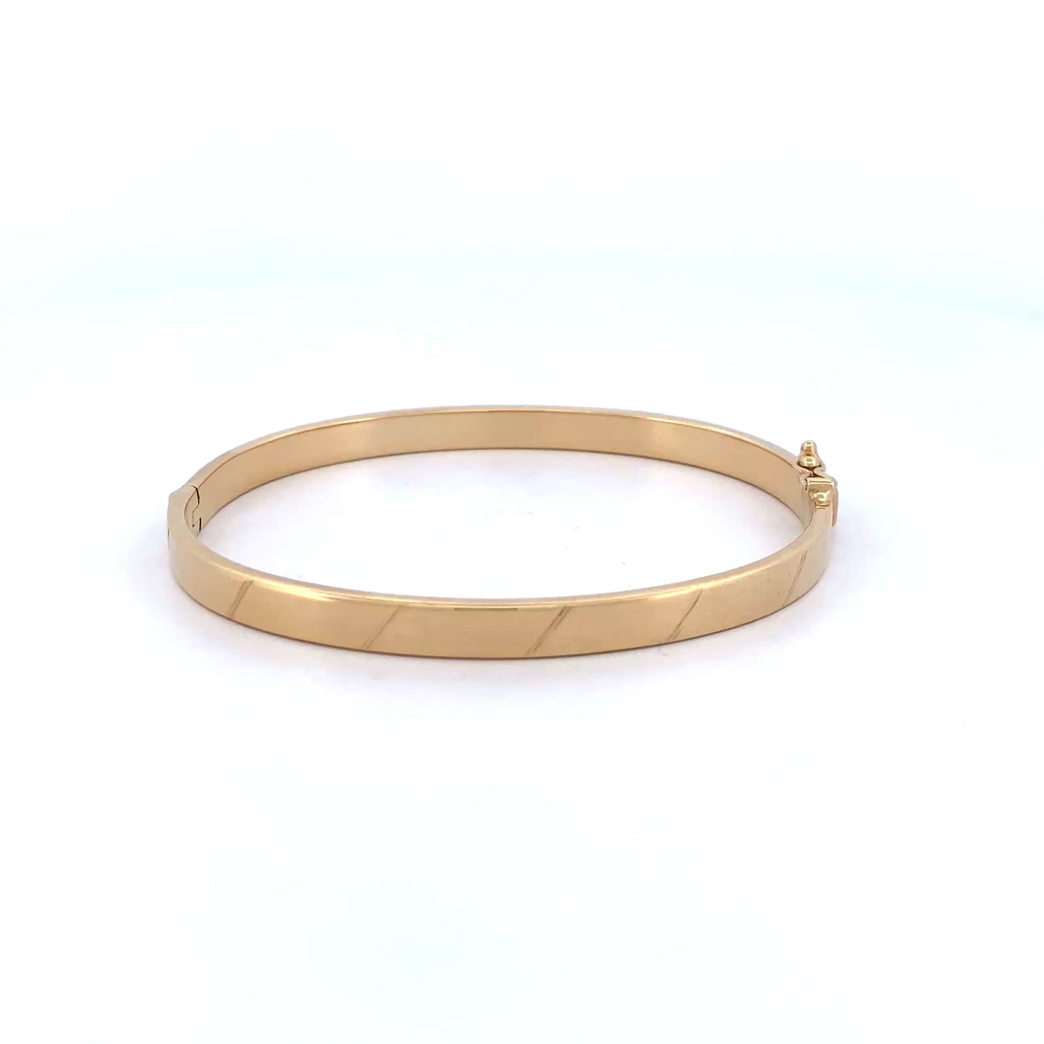 Comprar pulsera esclava lisa con detalles de líneas en la parte de delante realizada en oro amarillo de 18kt. Cierre de cajón con un brazo de seguridad.