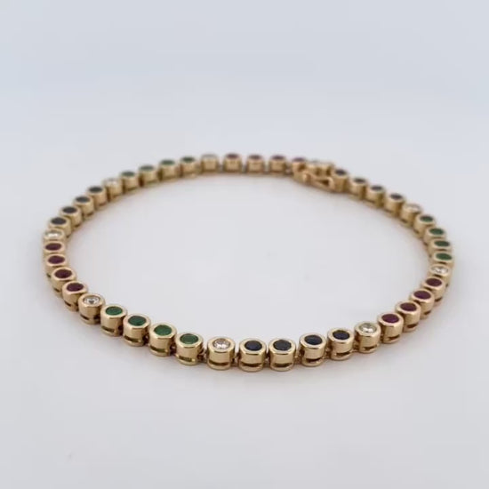 Pulsera semirígida de oro de 18kt con 3 rubíes, 3 esmeraldas y 30 zafiros azules talla princesa. Joyería Ian'Or. Joyas segunda vida. Envío GRATIS.