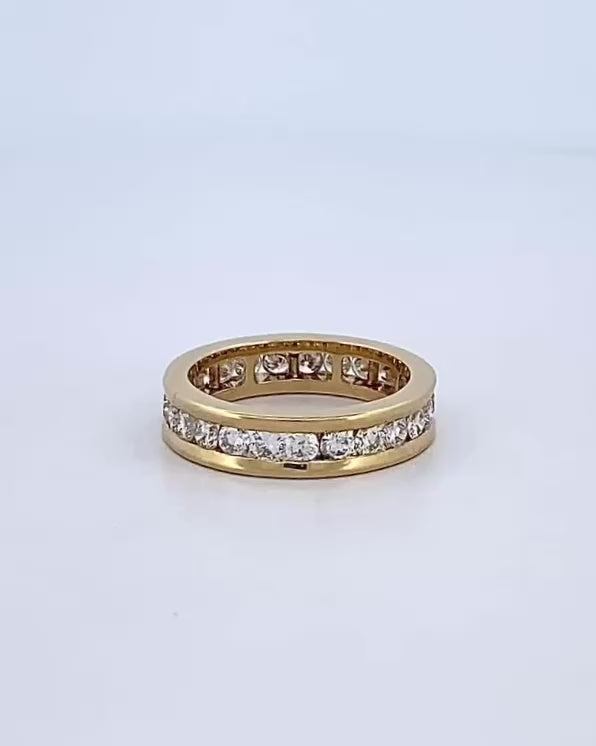 Comprar alianza entera realizada en oro amarillo de 18kt con carril de diamantes talla brillante. Anillos de segunda mano. Joyería Ian'Or. Envío GRATIS.

