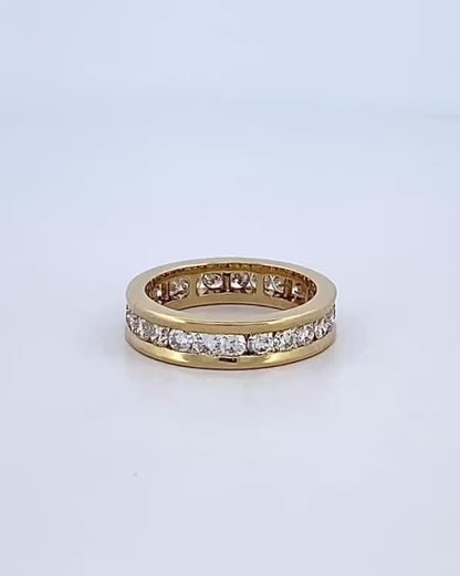 Comprar alianza entera realizada en oro amarillo de 18kt con carril de diamantes talla brillante. Anillos de segunda mano. Joyería Ian'Or. Envío GRATIS.

