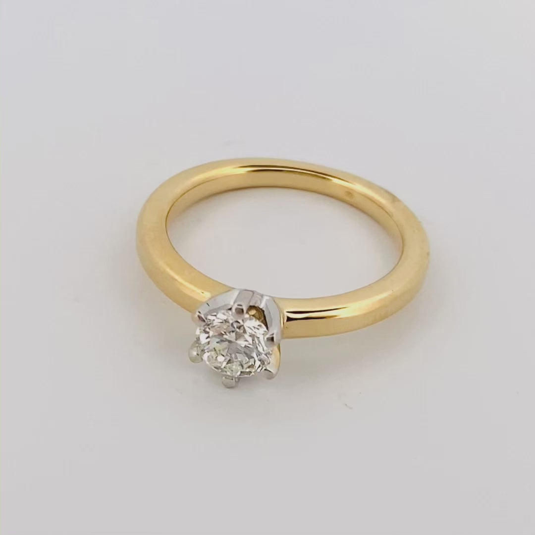 Solitario de oro amarillo de 18kt con diamante talla brillante de de 0,40ct engastado en 6 grapas en oro blanco. Un precioso anillo de compromiso con un diseño clásico y atemporal
Talla original: 15
Joyas de segunda mano  al mejor precio, envío gratuito. Anillos de compromiso baratos