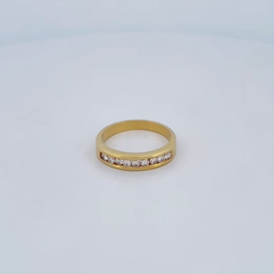 Media alianza realizada en oro amarillo de 18kt con carril de diamantes talla brillante. Joyas de segunda mano. Joyas con diamantes baratas. Envío gratis
