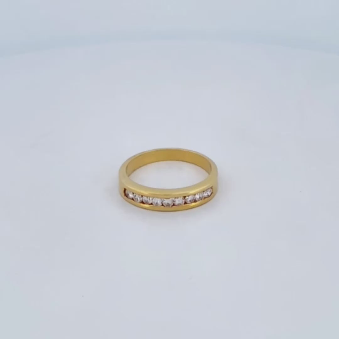 Media alianza realizada en oro amarillo de 18kt con carril de diamantes talla brillante. Joyas de segunda mano. Joyas con diamantes baratas. Envío gratis