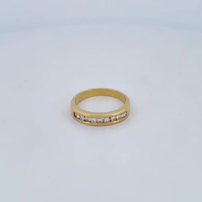 Media alianza realizada en oro amarillo de 18kt con carril de diamantes talla brillante. Joyas de segunda mano. Joyas con diamantes baratas. Envío gratis