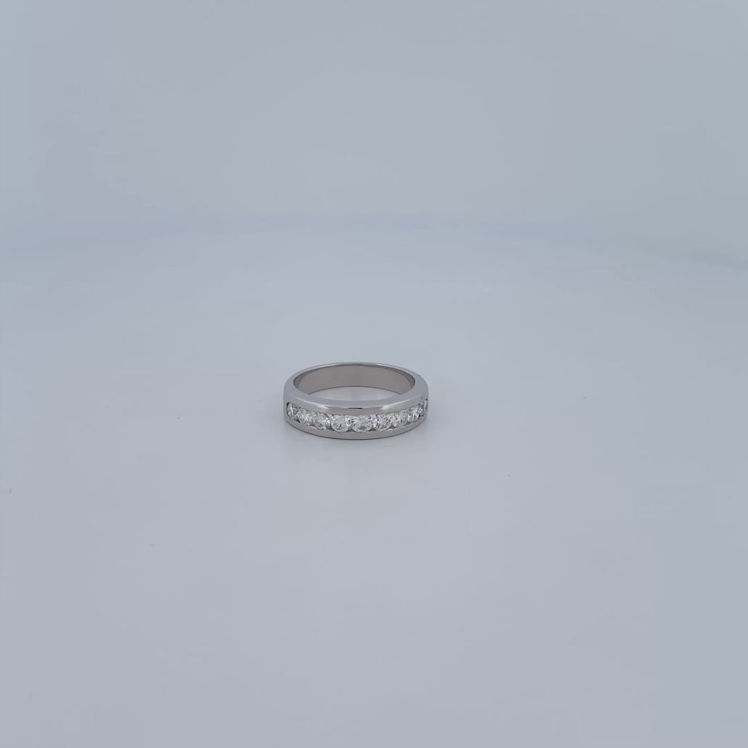 Comprar media alianza de oro blanco de 18kt con carril de diamantes talla brillante de 0,05ct cada uno. Joyas con diamantes. Joyería Ian'Or. Envío gratis.