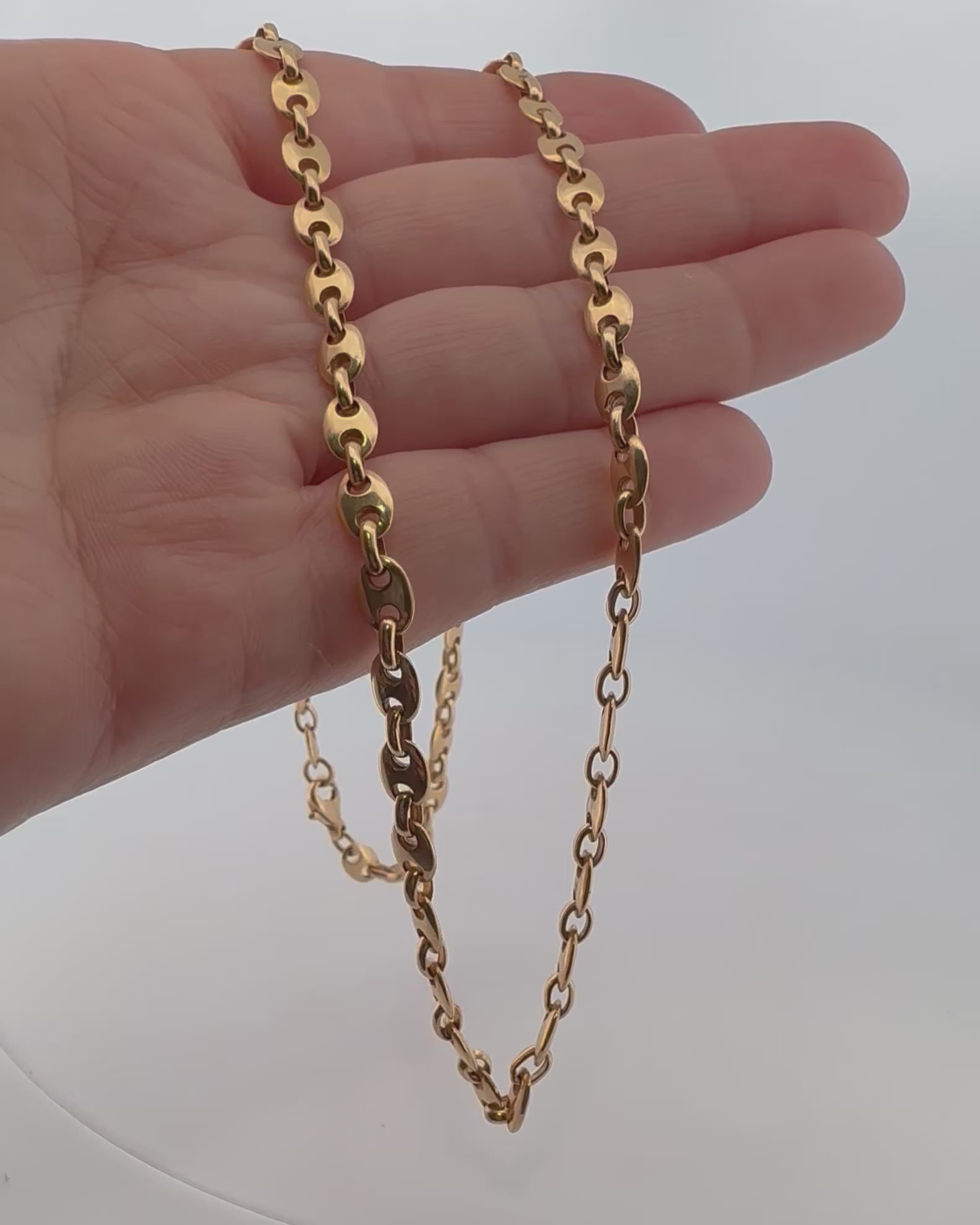 Collar de oro amarillo de 18kt de cadena de calabrote. La cadena mide 50cm de largo y tiene un grosor de 5mm. Dispone de un cierre tipo mosquetón. Ian'Or.
