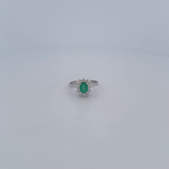 Comprar sortija realizada en oro blanco de 18kt con rosetón de diamantes alrededor de una esmeralda central. Joyas diamantes. Joyería Ian'Or. Envío GRATIS.
