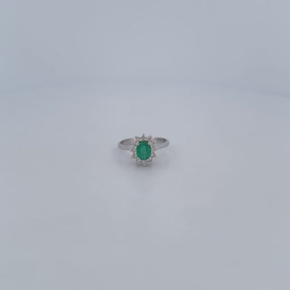 Comprar sortija realizada en oro blanco de 18kt con rosetón de diamantes alrededor de una esmeralda central. Joyas diamantes. Joyería Ian'Or. Envío GRATIS.
