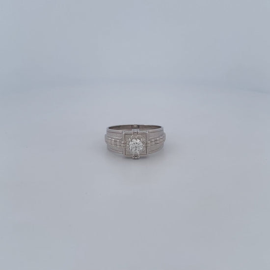 Comprar sortija realizada en oro blanco de 18kt con diamante central de 0,5 quilates engastado en 8 grapas. Joyas con diamantes. Joyería Ian'Or. Envío gratis.
