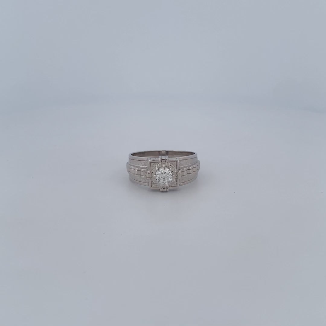 Comprar sortija realizada en oro blanco de 18kt con diamante central de 0,5 quilates engastado en 8 grapas. Joyas con diamantes. Joyería Ian'Or. Envío gratis.
