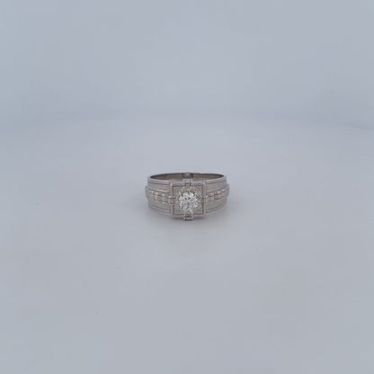 Comprar sortija realizada en oro blanco de 18kt con diamante central de 0,5 quilates engastado en 8 grapas. Joyas con diamantes. Joyería Ian'Or. Envío gratis.
