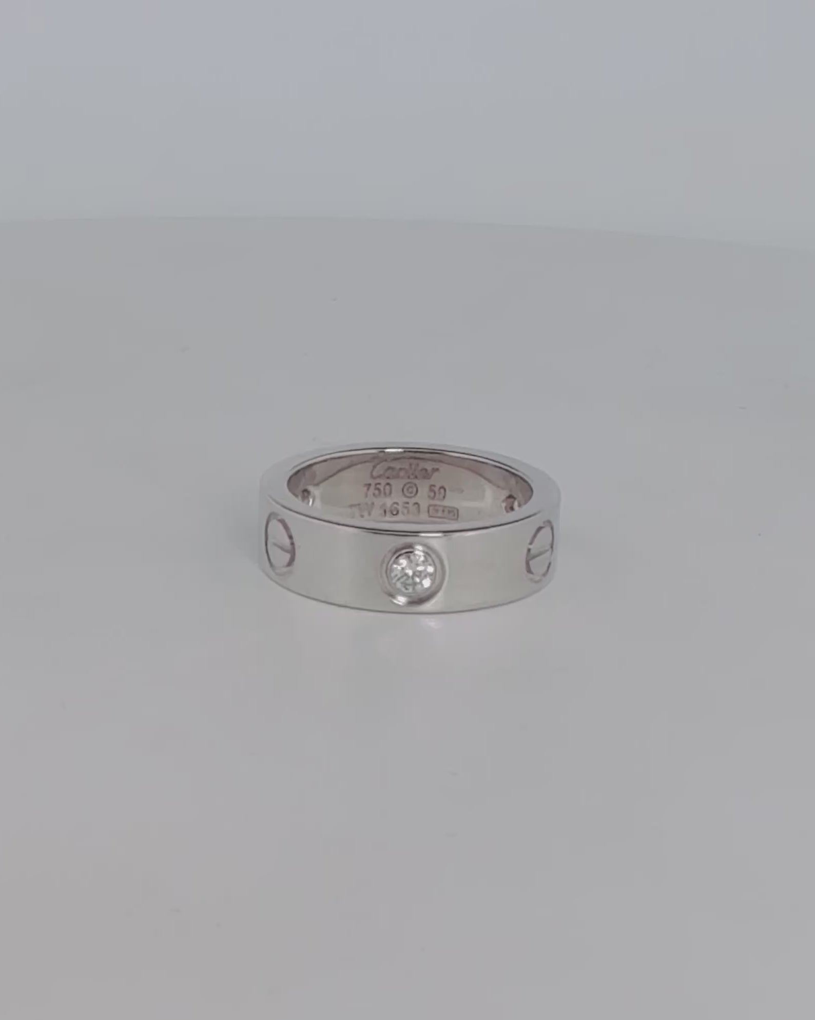 Anillo original de la prestigiosa firma Cartier de la colección LOVE realizada en oro blanco con engaste de 3 brillantes. Joyas Cartier Originales