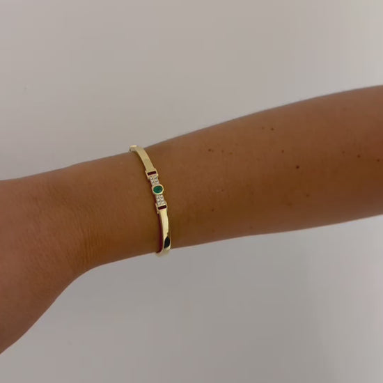 Comprar pulsera tipo esclava de Oro amarillo de 18kt con esmeralda y diamantes. Esta preciosa pulsera rígida dispone de un delicado cierre tipo cajón. Ian'Or.

