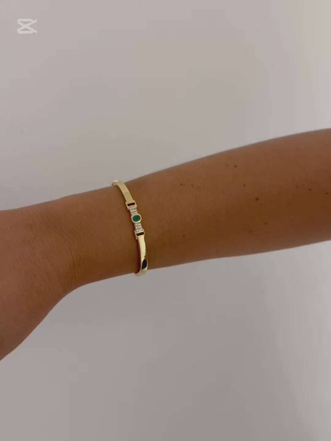 Comprar pulsera tipo esclava de Oro amarillo de 18kt con esmeralda y diamantes. Esta preciosa pulsera rígida dispone de un delicado cierre tipo cajón. Ian'Or.

