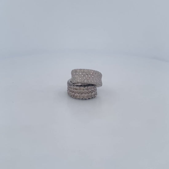 Comprar sortija de oro blanco de 18kt con pavé de diamantes talla brillante blancos, negros y marrones. Joyas con diamantes. Joyería Ian'Or. Envío gratis.