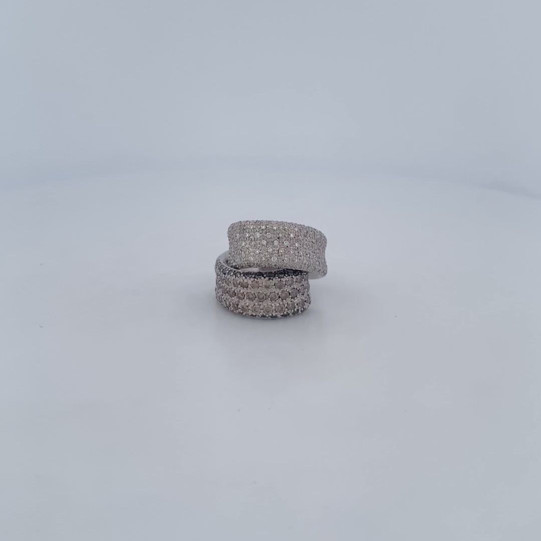 Comprar sortija de oro blanco de 18kt con pavé de diamantes talla brillante blancos, negros y marrones. Joyas con diamantes. Joyería Ian'Or. Envío gratis.