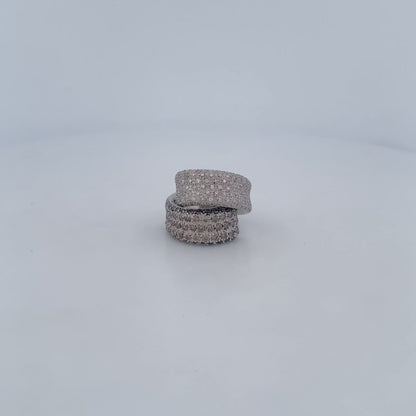 Comprar sortija de oro blanco de 18kt con pavé de diamantes talla brillante blancos, negros y marrones. Joyas con diamantes. Joyería Ian'Or. Envío gratis.