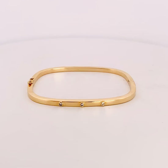 Pulsera vintage esclava de Oro amarillo de 18kt. Esta preciosa pulsera rígida dispone de un cierre de cajón. Joyas de segunda mano en Barcelona, compro oro y joyas al mejor precio. Joyería Compro Oro Barcelona, el mejor precio por tu oro y por joyas de segunda mano.
