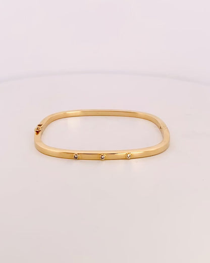 Pulsera vintage esclava de Oro amarillo de 18kt. Esta preciosa pulsera rígida dispone de un cierre de cajón. Joyas de segunda mano en Barcelona, compro oro y joyas al mejor precio. Joyería Compro Oro Barcelona, el mejor precio por tu oro y por joyas de segunda mano.