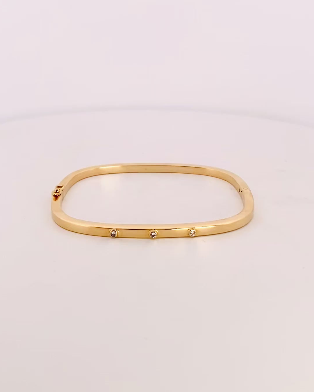 Pulsera vintage esclava de Oro amarillo de 18kt. Esta preciosa pulsera rígida dispone de un cierre de cajón. Joyas de segunda mano en Barcelona, compro oro y joyas al mejor precio. Joyería Compro Oro Barcelona, el mejor precio por tu oro y por joyas de segunda mano.