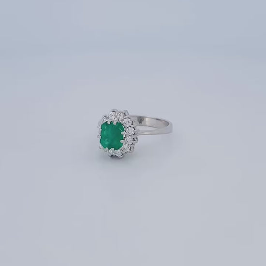 Comprar sortija realizada en oro blanco de 18kt con rosetón de diamantes alrededor de una esmeralda central. Joyería Ian'Or. Joyas acondicionadas. Envío GRATIS.