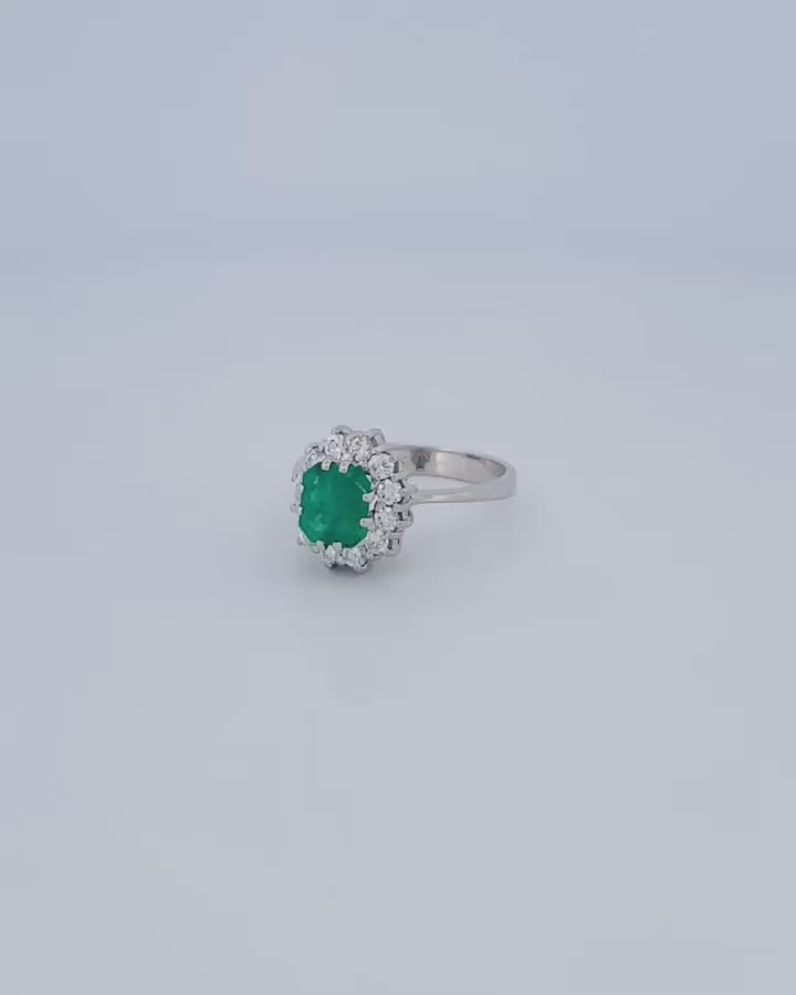 Comprar sortija realizada en oro blanco de 18kt con rosetón de diamantes alrededor de una esmeralda central. Joyería Ian'Or. Joyas acondicionadas. Envío GRATIS.