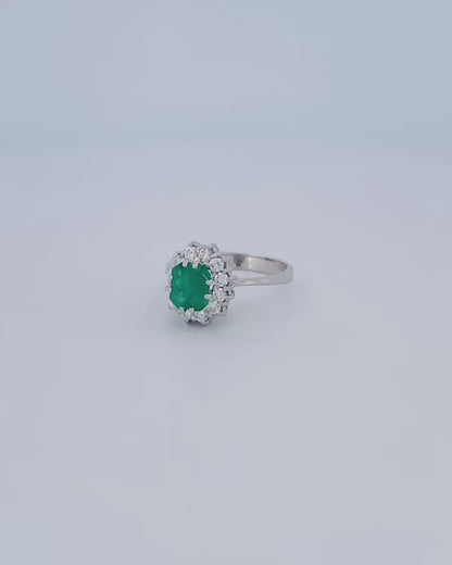 Comprar sortija realizada en oro blanco de 18kt con rosetón de diamantes alrededor de una esmeralda central. Joyería Ian'Or. Joyas acondicionadas. Envío GRATIS.