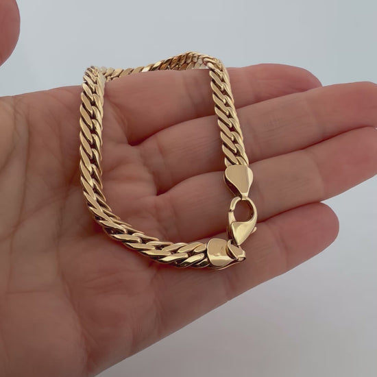 Comprar pulsera oro amarillo de 18kt con cadena tipo cubana. La pulsera mide 21
mm de largo y 6,25mm de grosor. Dispone de cierre tipo mosquetón. Joyeria Ian'Or