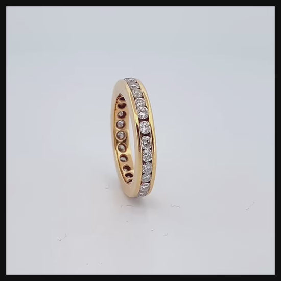 Alianza completa realizada en oro amarillo de 18kt con carril de diamantes talla brillante de 0,04ct cada uno. Anillos de compromiso baratos. Envío gratuito.