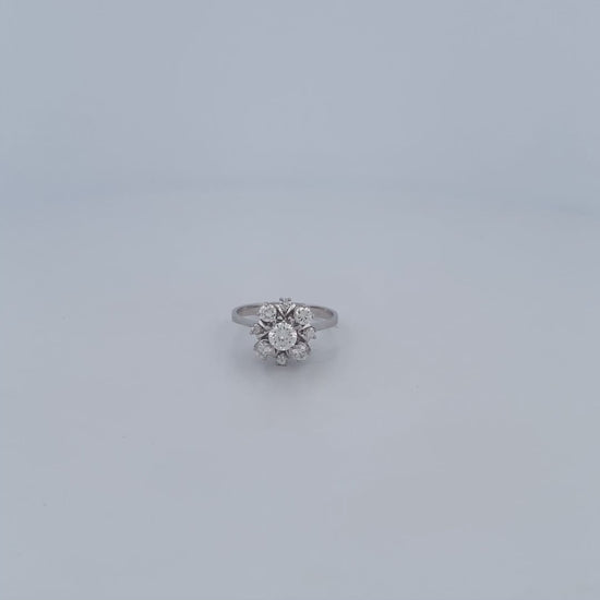 Comprar sortija realizada en oro blanco de 18kt con rosetón de diamantes alrededor de un diamante central más grande. Joyas con diamantes. Joyería Ian'Or.
