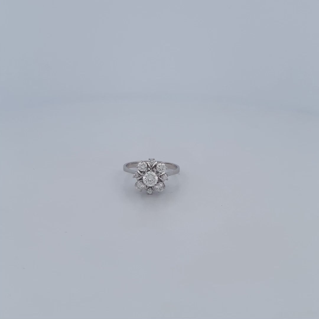 Comprar sortija realizada en oro blanco de 18kt con rosetón de diamantes alrededor de un diamante central más grande. Joyas con diamantes. Joyería Ian'Or.
