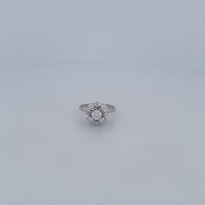 Comprar sortija realizada en oro blanco de 18kt con rosetón de diamantes alrededor de un diamante central más grande. Joyas con diamantes. Joyería Ian'Or.

